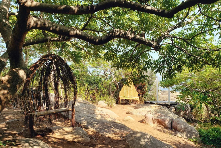 Kinh nghiệm du lịch Hải đăng Hòn Chút 2026: Giá vé, đường đi & lưu ý từ A-Z