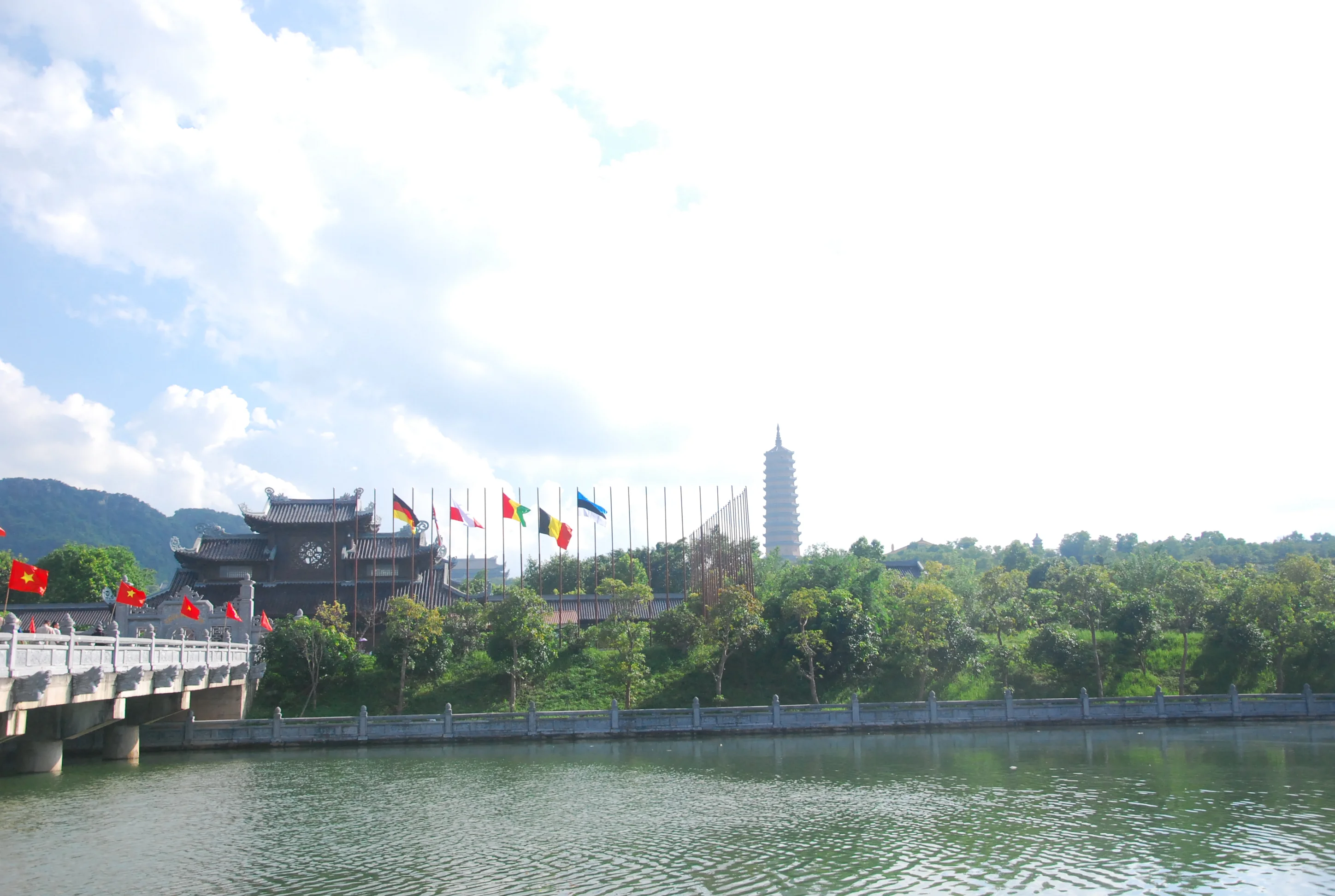 Chùa Bái Đính: Vị trí, điểm thu hút, kinh nghiệm du lịch và chọn tour