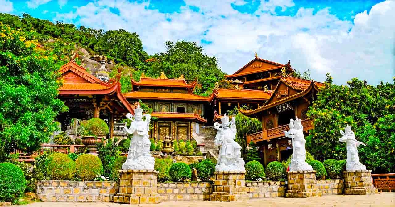 Miếu Bà Chúa Xứ núi Sam: Vị trí, điểm thu hút, kinh nghiệm du lịch và chọn tour