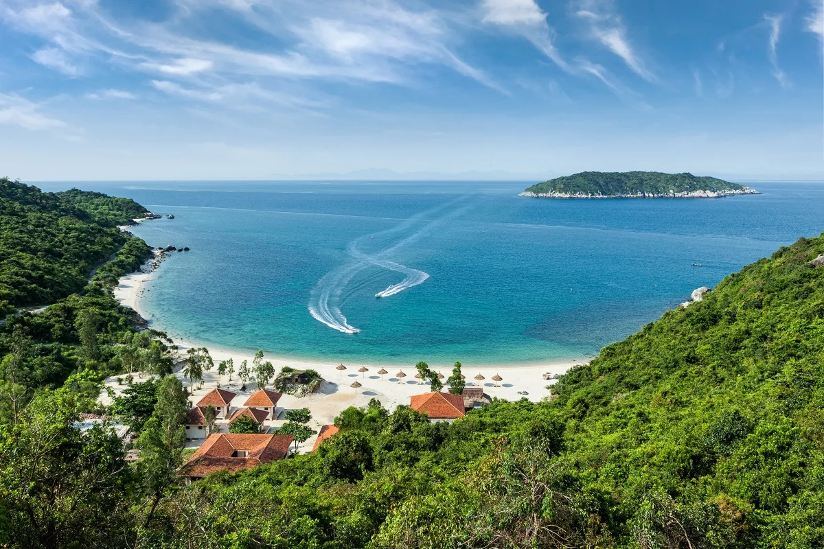 Ngắm bình minh từ ban công Radisson Blu Hội An