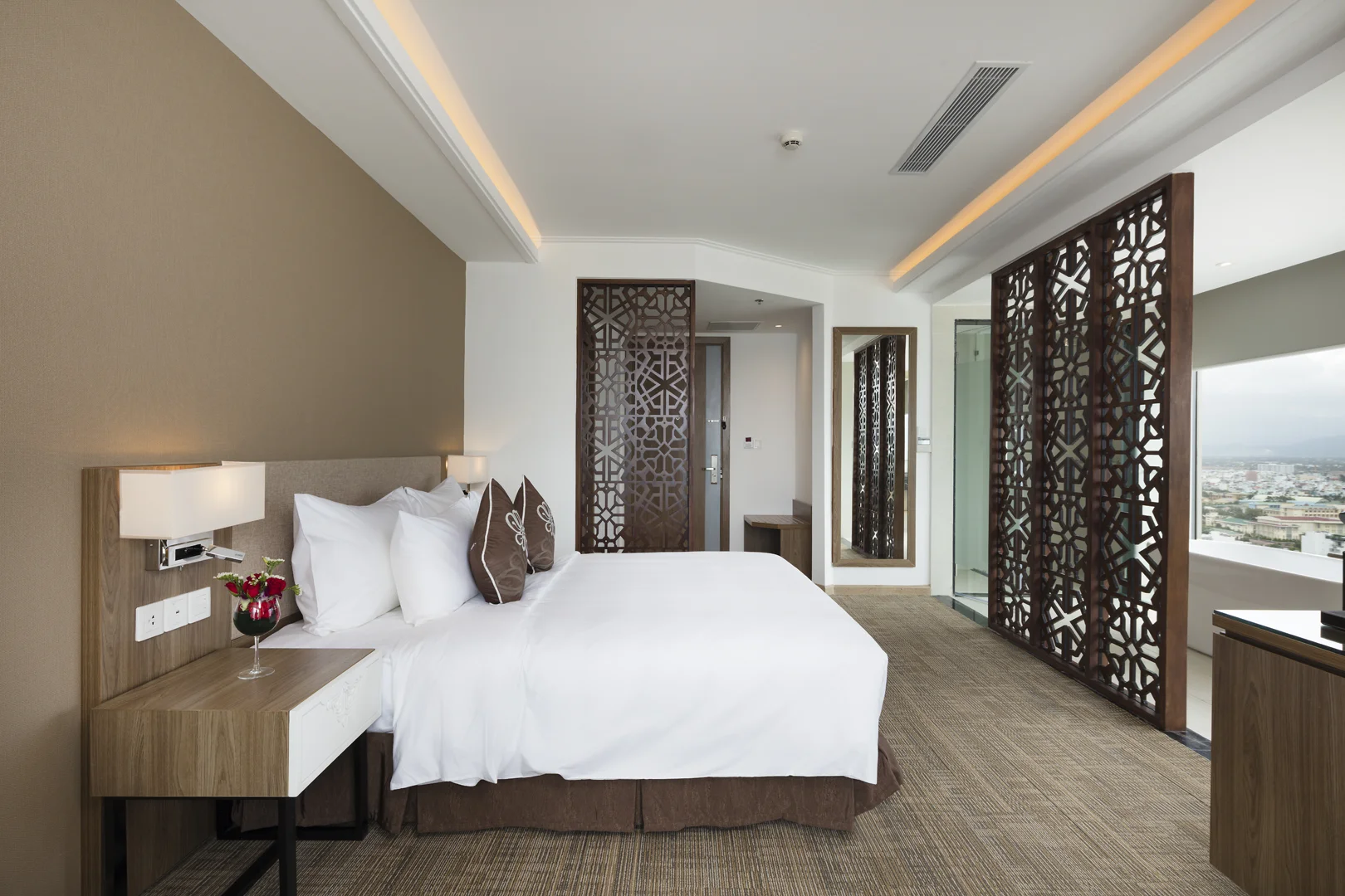 Khách sạn Comodo Nha Trang: Vị trí, đặc điểm, tiện ích, giá bán các hạng phòng & kinh nghiệm đặt phòng