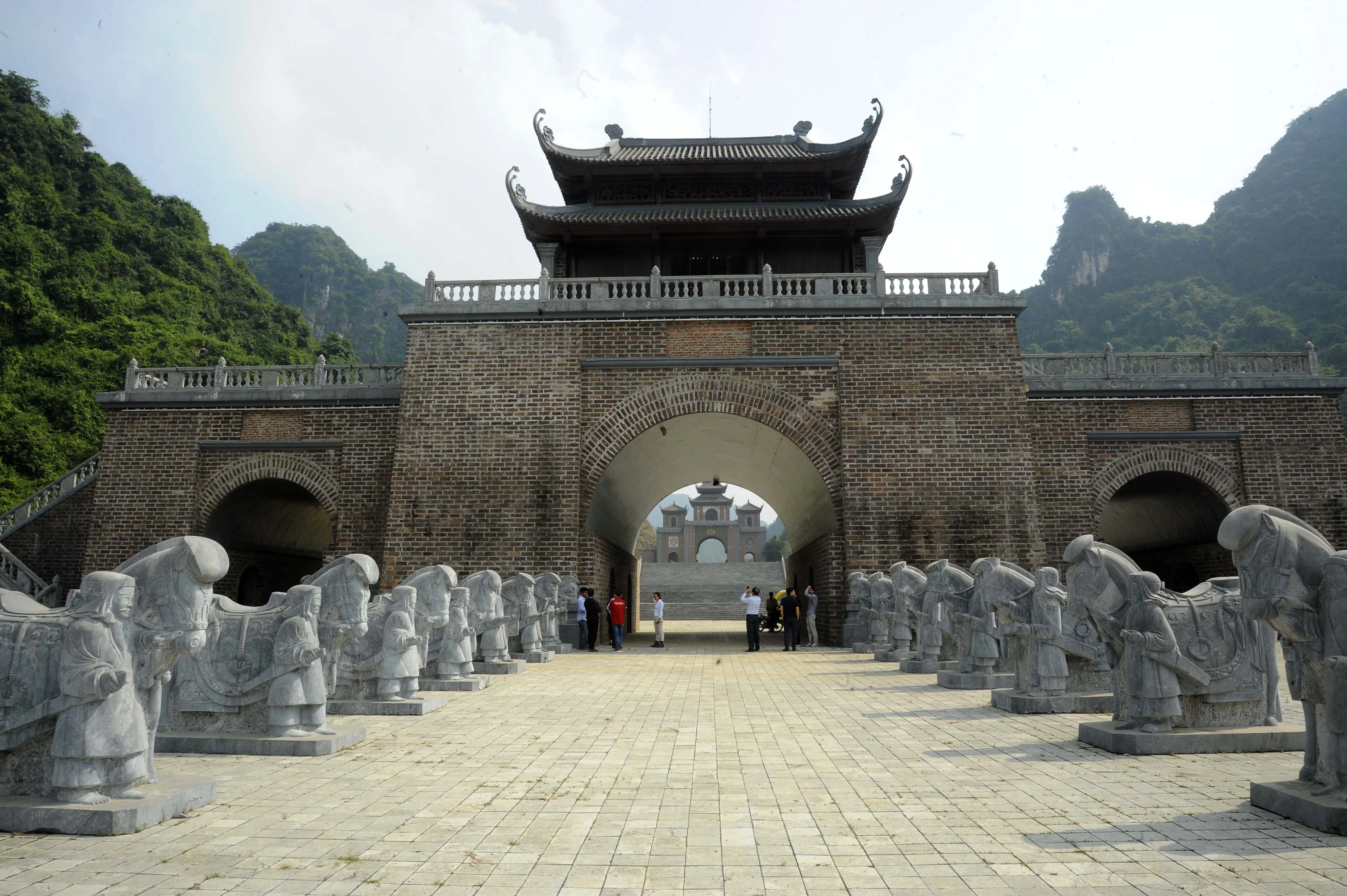 Thung Ui: Vị trí, điểm nổi bật, giá vé, các góc check-in và kinh nghiệm chọn đơn vị cung cấp tour uy tín