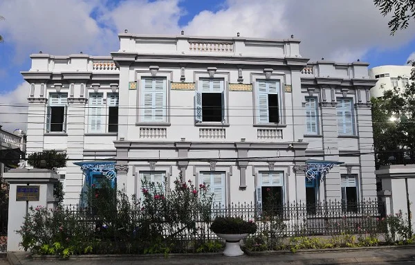 nha-cong-tu-bac-lieu-giai-thoai-vang-son