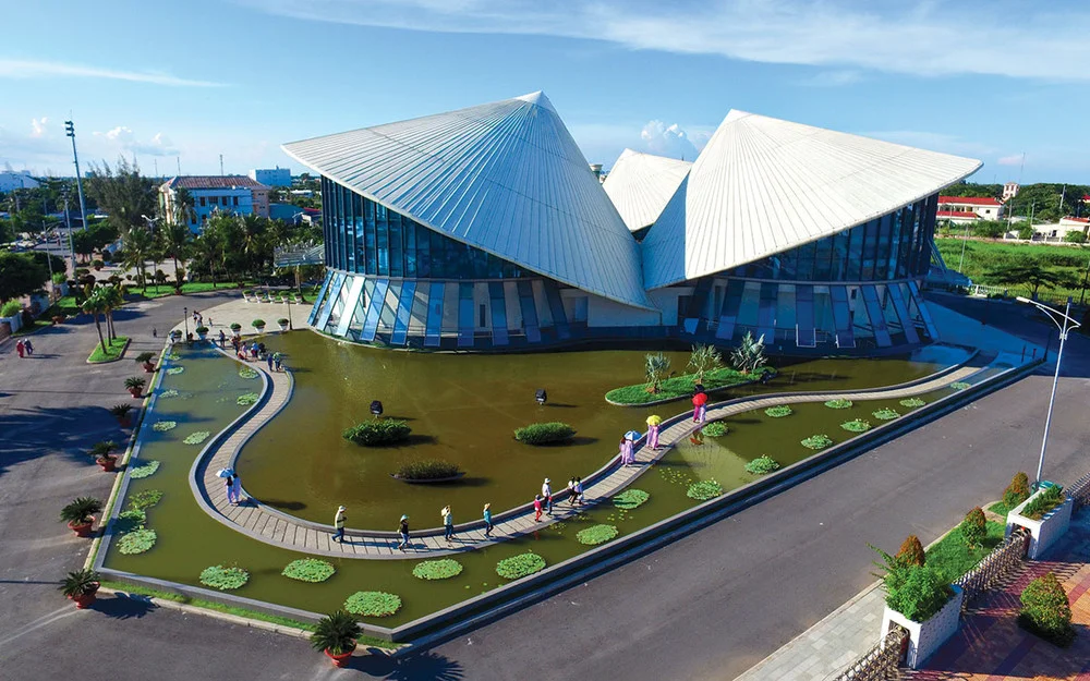 nha-hat-ba-non-la-quang-truong-hung-vuong-bac-lieu