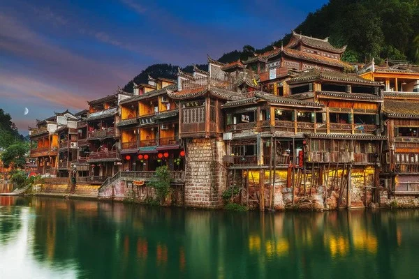 Phượng Hoàng Cổ Trấn: Vị trí, điểm thu hút, kinh nghiệm du lịch và chọn tour