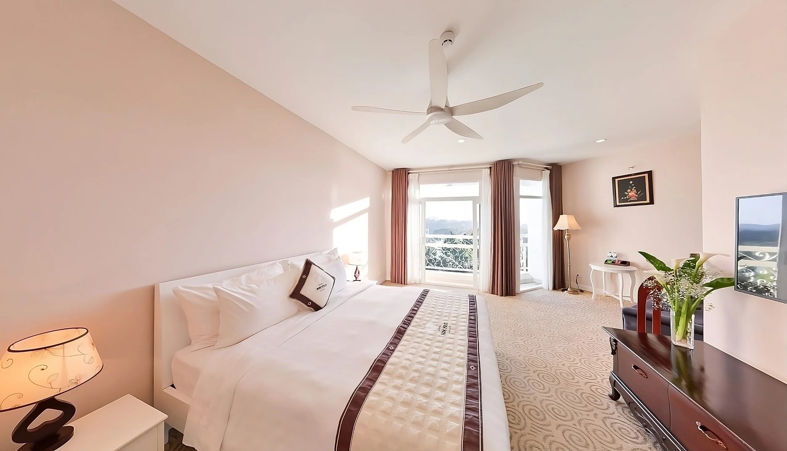 Khách sạn Ngọc Phát Đà Lạt: Review vị trí vàng, view hồ & giá tốt nhất | Phê Travel