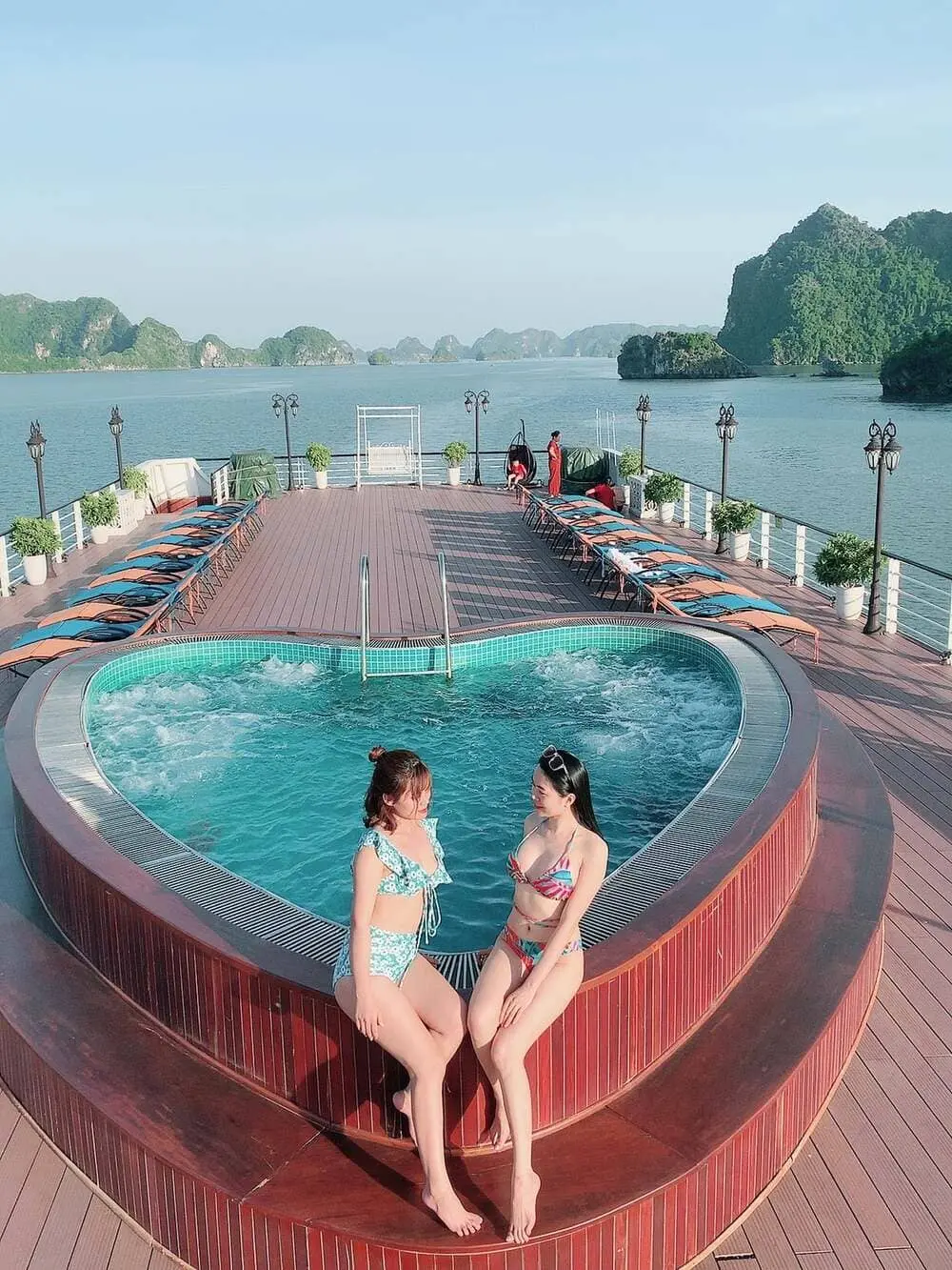 Du thuyền Hạ Long có bể bơi