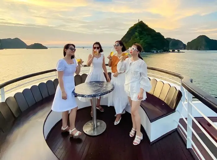 Du thuyền Hạ Long có bể bơi
