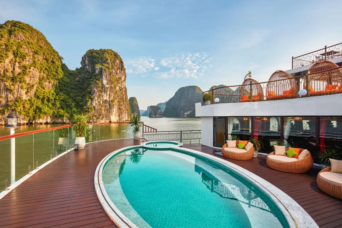 Du thuyền Hạ Long có bể bơi