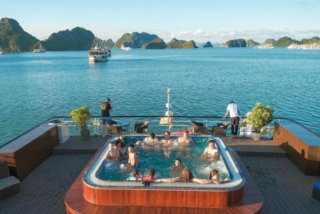 Du thuyền Hạ Long có bể bơi