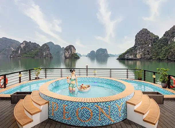 Du thuyền Hạ Long có bể bơi