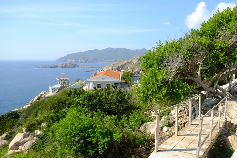 Kinh nghiệm du lịch Hải đăng Hòn Chút 2026: Giá vé, đường đi & lưu ý từ A-Z