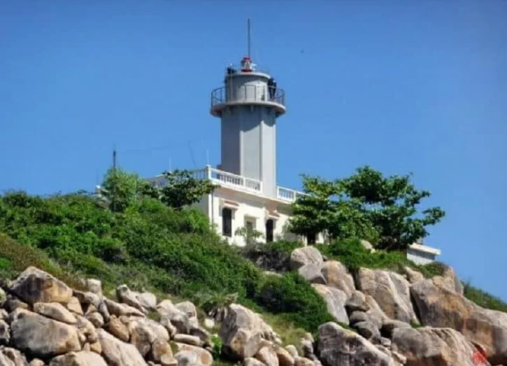 Kinh nghiệm du lịch Hải đăng Hòn Chút 2026: Giá vé, đường đi & lưu ý từ A-Z