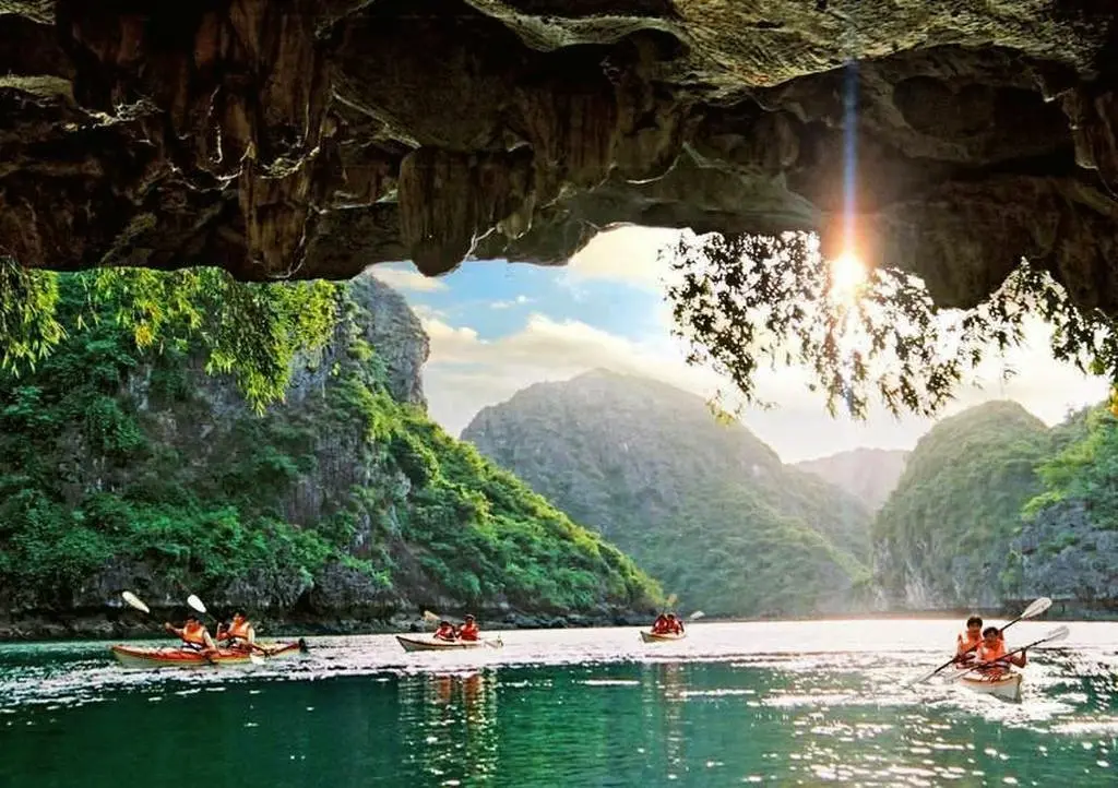 hang-sang-toi-cheo-thuyen-kayak-kham-pha-hang-dong-day-huyen-bi-03-1641822795