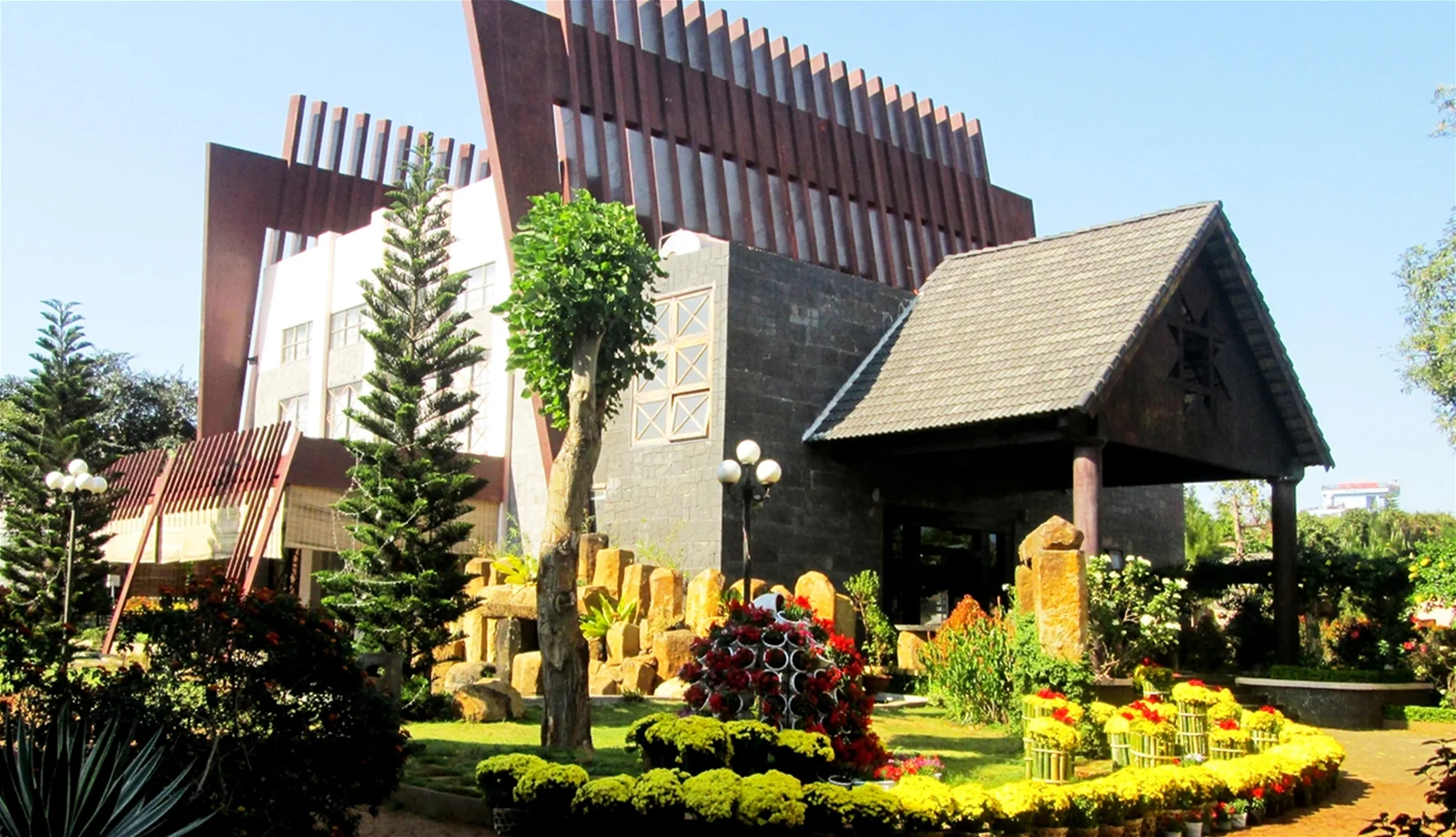 khach-san-kon-tum-nga-ba-dong-duong