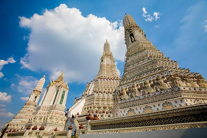 kham-pha-wat-arun-ngoi-chua-ngam-binh-minh-dep-nhat-thai-lan-2