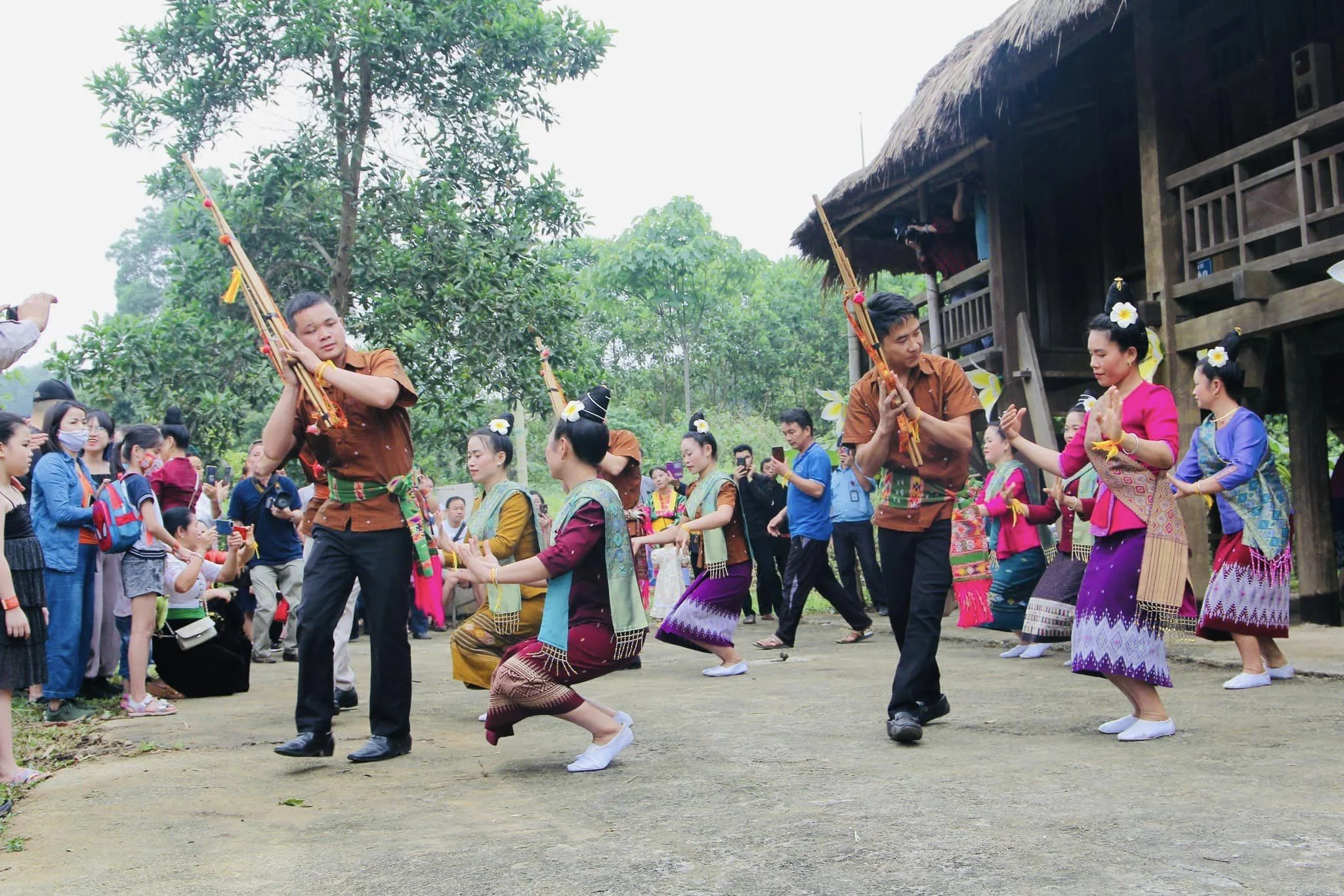 Làng văn hoá du lịch các dân tộc Việt Nam: Vị trí, kiến trúc, kinh nghiệm tham quan & đơn vị uy tín