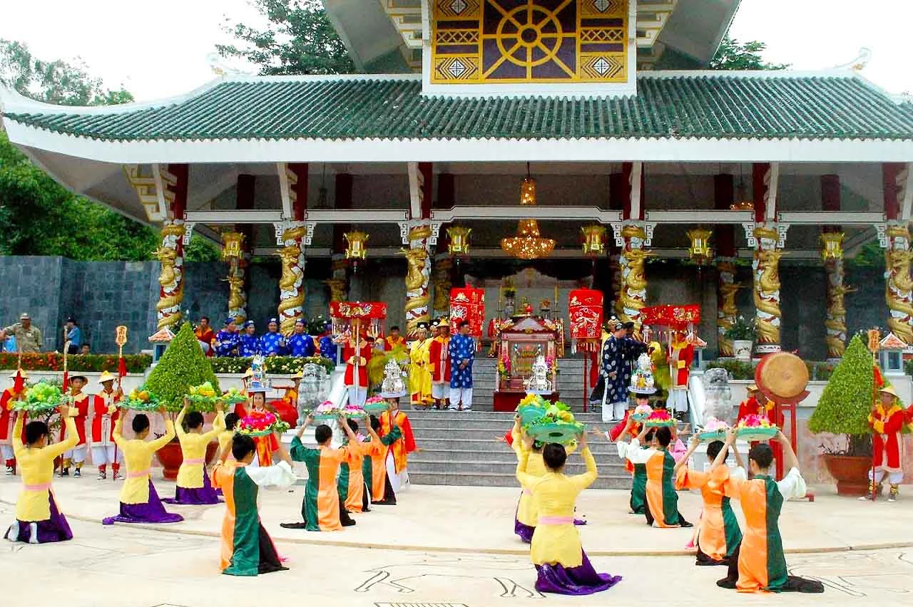 Miếu Bà Chúa Xứ núi Sam: Vị trí, điểm thu hút, kinh nghiệm du lịch và chọn tour