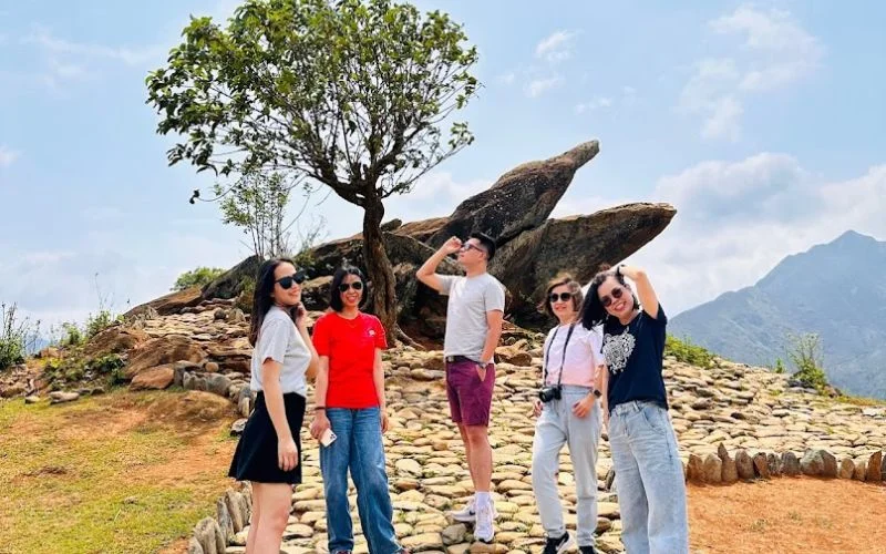 Mỏm cá Heo Tà Xùa: Vị trí, điểm nổi bật, kinh nghiệm du lịch & công ty uy tín