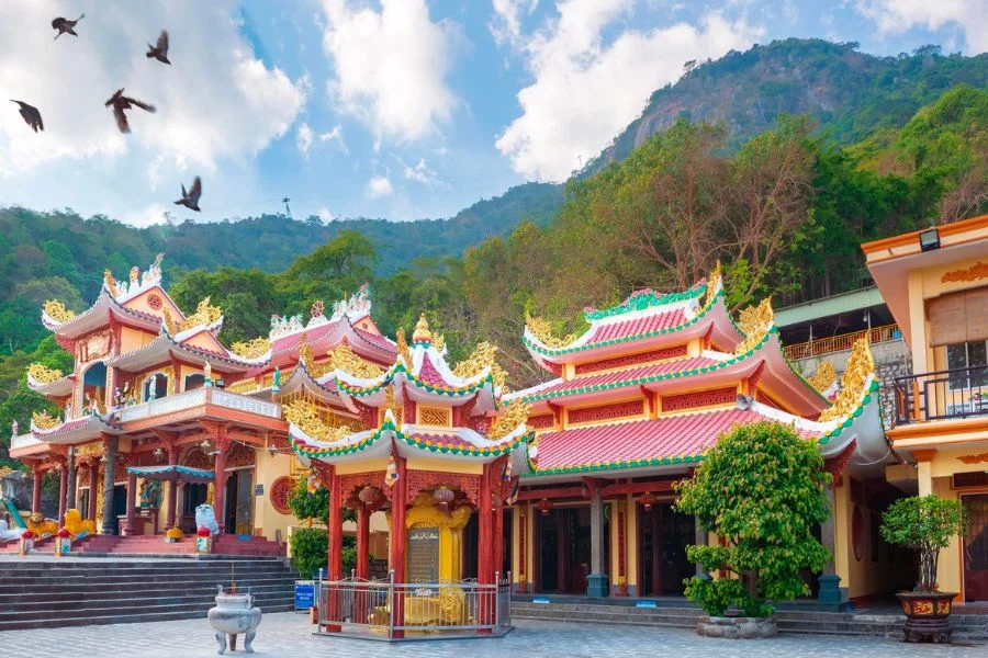 ngoi-chua-linh-son-tien-thach