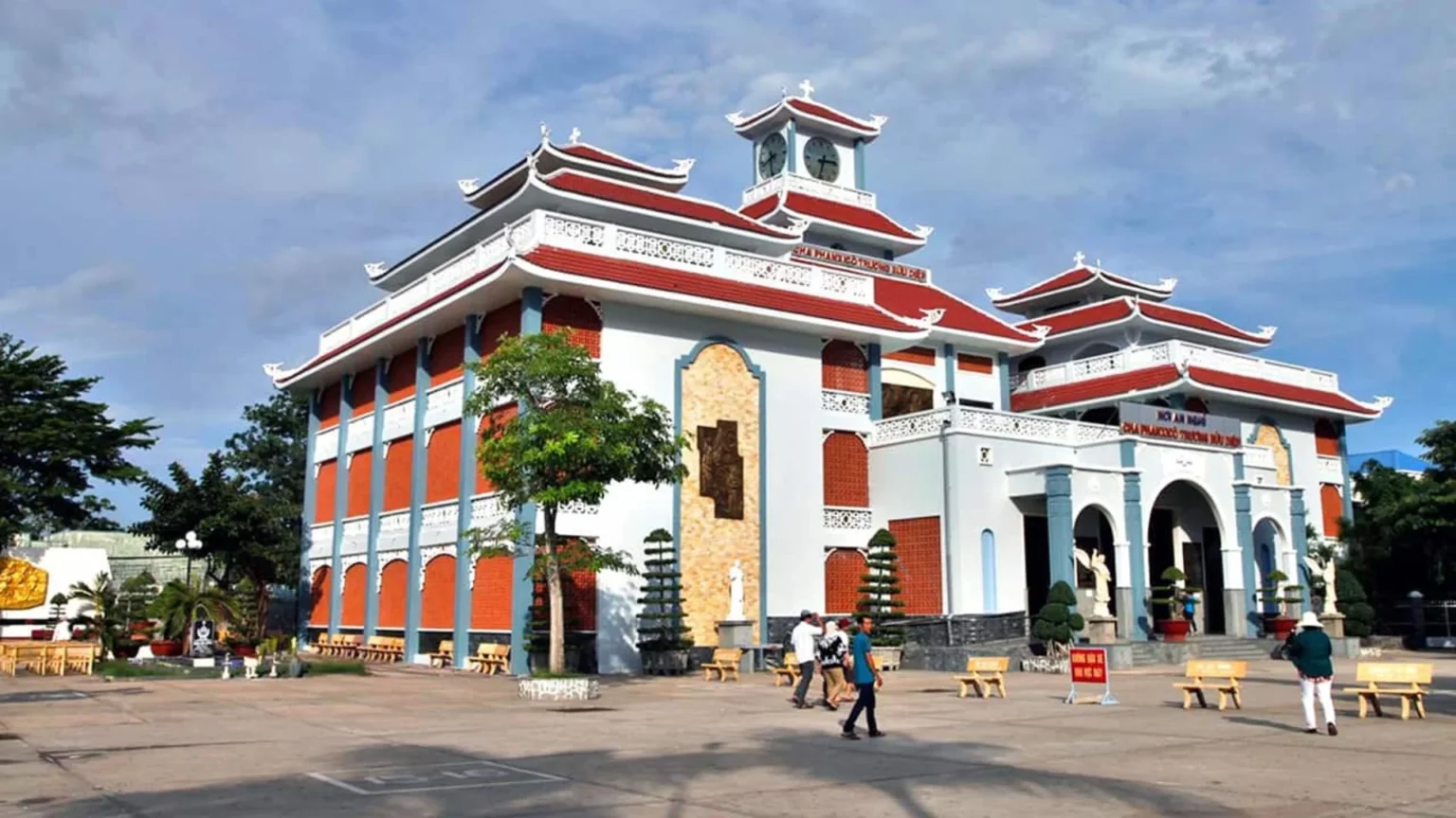 Thánh Đường Tắc Sậy: Vị trí, điểm thu hút, kinh nghiệm du lịch & chọn tour