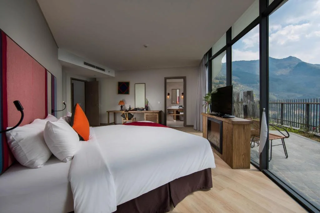 khung-cua-so-san-may-huyen-ao-tai-phong-deluxe-valley-view