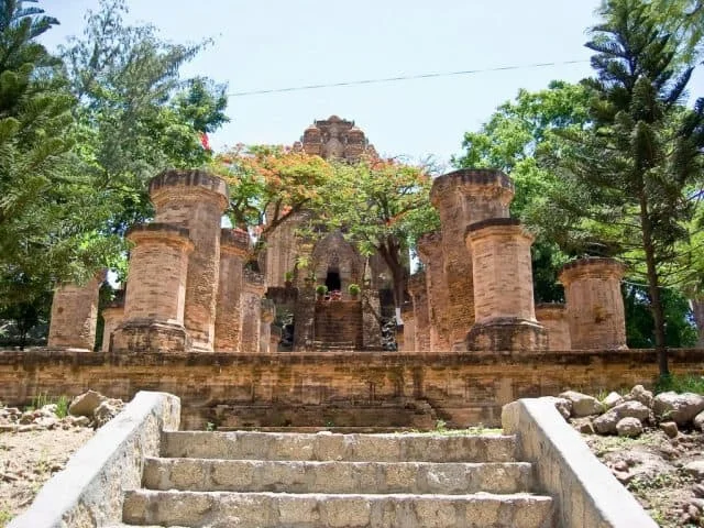 Bậc thang đá dẫn lên tháp chính