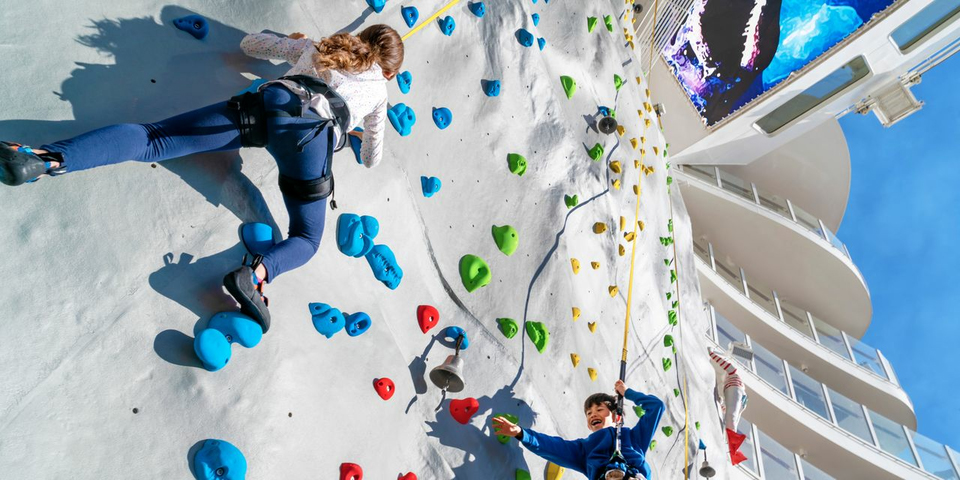 Tour du thuyền sang trọng nhất thế giới Spectrum of the Seas 5N5Đ Thượng Hải - Okinawa 8 rock-climbing-wall-3