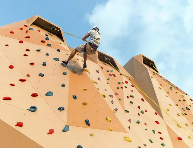 Tour du thuyền sang trọng nhất thế giới Spectrum of the Seas 5N5Đ Thượng Hải - Okinawa 37 rock-climbing-wall-4