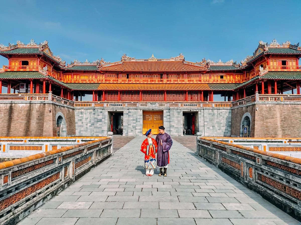ru-nhau-di-du-lich-hue-thang-4-nhung-hue-thang-4-co-gi-ban-da-biet-chua-1639495990