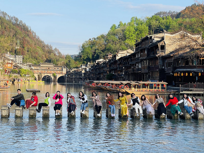 Tour Phượng Hoàng Cổ Trấn 5 ngày 4 đêm (Trương Gia Giới - Phượng Hoàng Cổ Trấn - Thiên Tử Sơn - Hồ Bảo Phong): Đặc điểm, lịch trình, giá bán, kinh nghiệm đặt tour và công ty uy tín