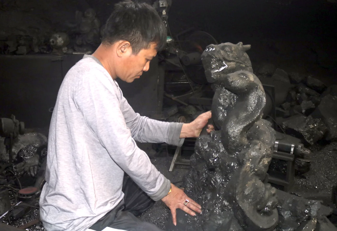 tạc tượng than đá