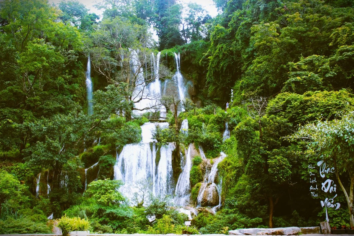 Thác Dải Yếm: Vị trí, điểm thu hút, kinh nghiệm du lịch và chọn tour