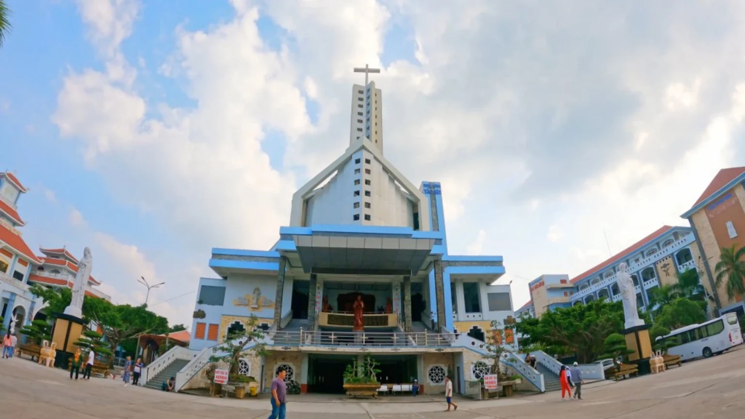 Thánh Đường Tắc Sậy: Vị trí, điểm thu hút, kinh nghiệm du lịch & chọn tour