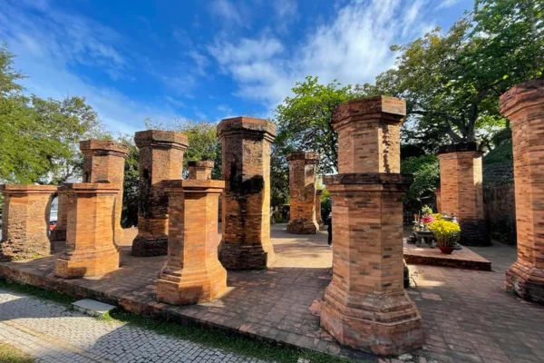 Lạc bước vào thế giới Chăm Pa cổ đại tại Tháp Bà Ponagar: Vị trí, hướng dẫn tham quan, giờ mở cửa và những điều kiêng kỵ cần biết