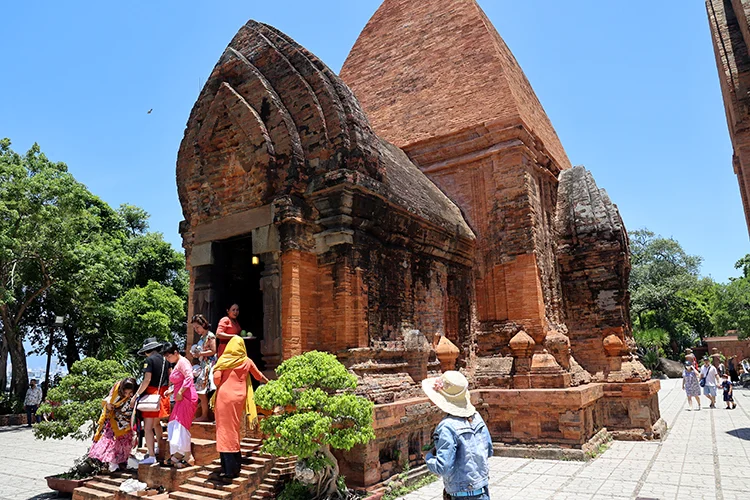 Lạc bước vào thế giới Chăm Pa cổ đại tại Tháp Bà Ponagar: Vị trí, hướng dẫn tham quan, giờ mở cửa và những điều kiêng kỵ cần biết