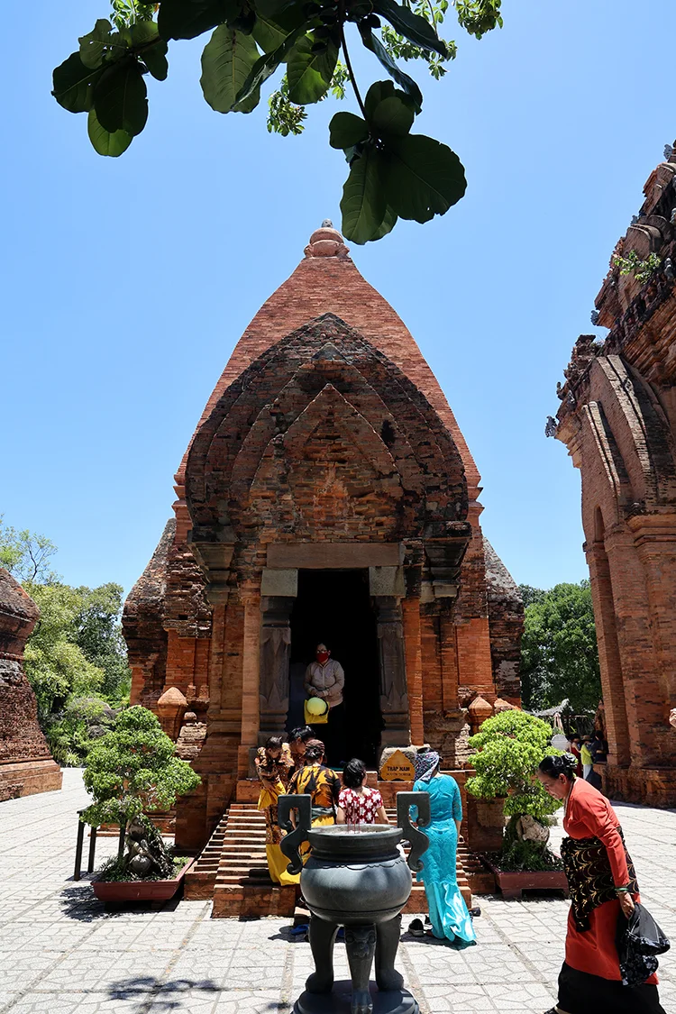 Lạc bước vào thế giới Chăm Pa cổ đại tại Tháp Bà Ponagar: Vị trí, hướng dẫn tham quan, giờ mở cửa và những điều kiêng kỵ cần biết