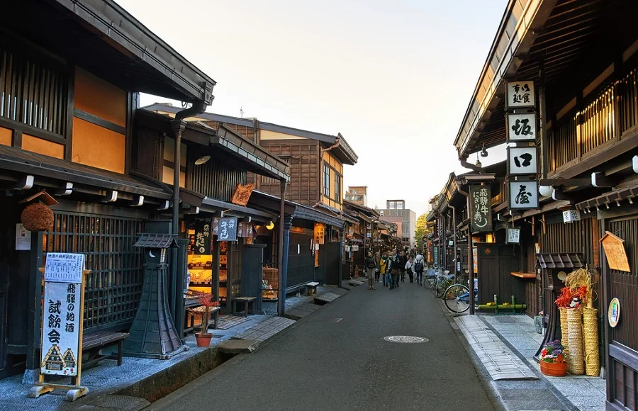 thi-tran-co-takayama