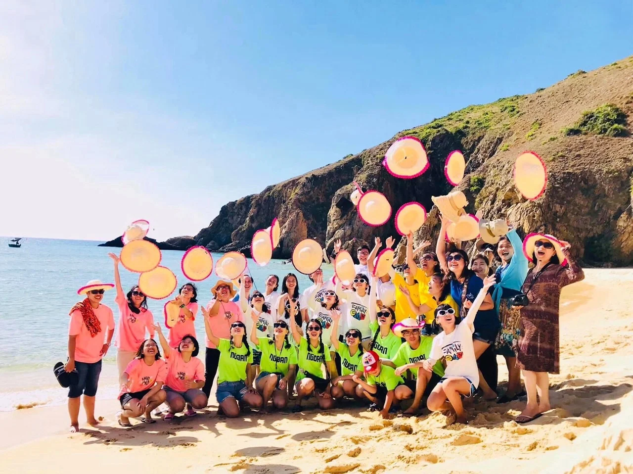 Du lịch Hạ Long 2 ngày 1 đêm 2025: Giải pháp hoàn hảo cho công ty từ Phê Travel