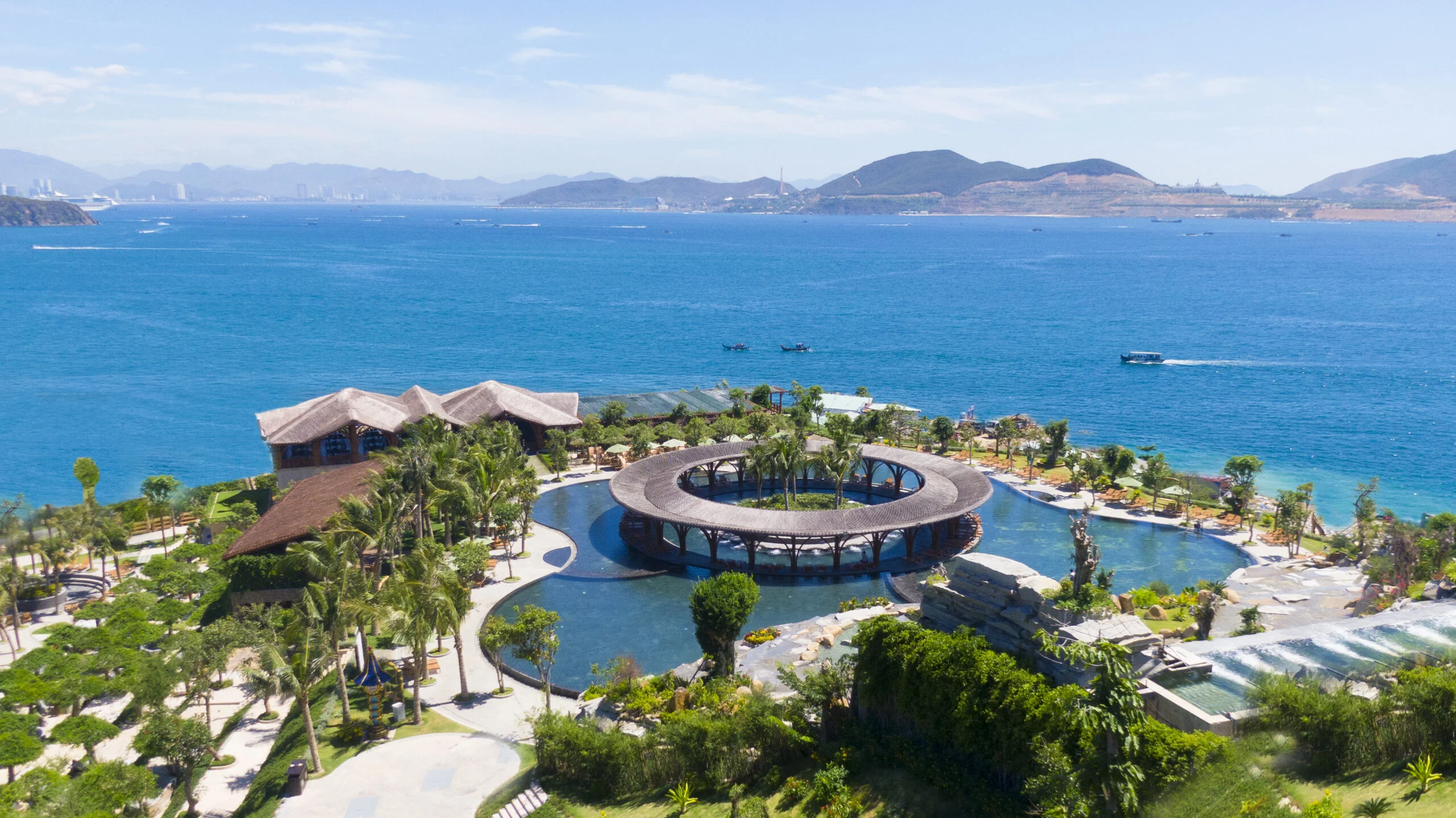 Tour Hòn Tằm Nha Trang 2025: Các loại hình tour, vui chơi, tắm bùn & giá vé mới nhất