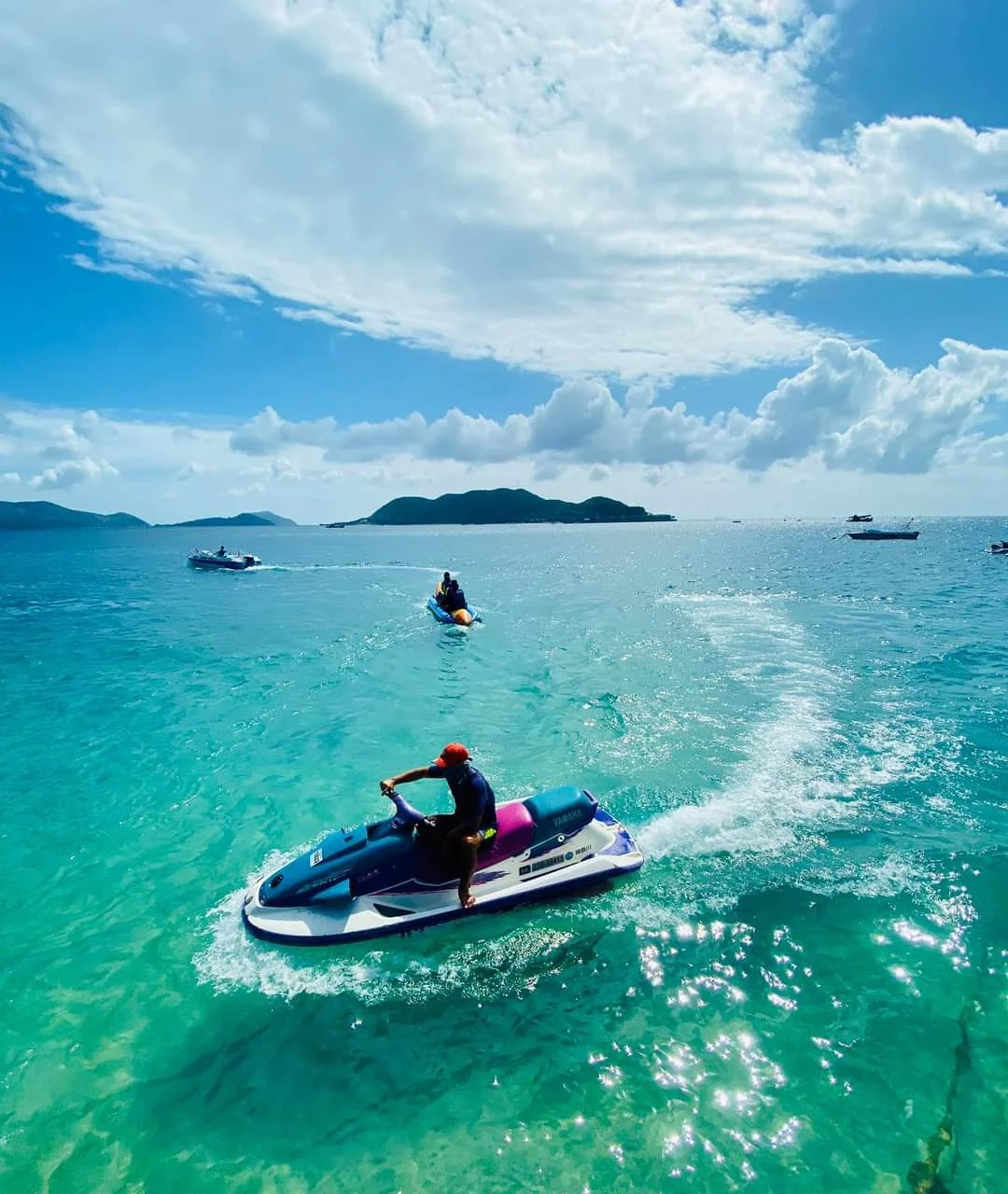 Trò chơi moto nước trong tour Hòn Tằm Nha Trang