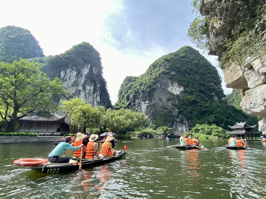 ninh-binh-nam-o-dau-va-tai-sao-tour-du-lich-ninh-binh-lai-hap-dan-den-the