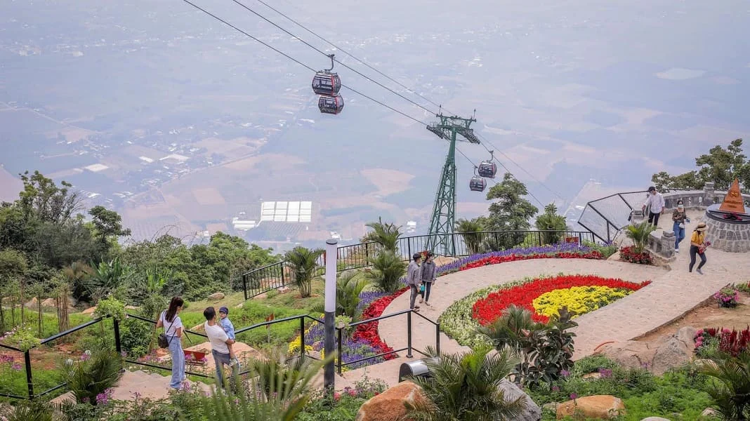 ve-cap-treo-nui-ba-den-tay-ninh-vuon-hoa