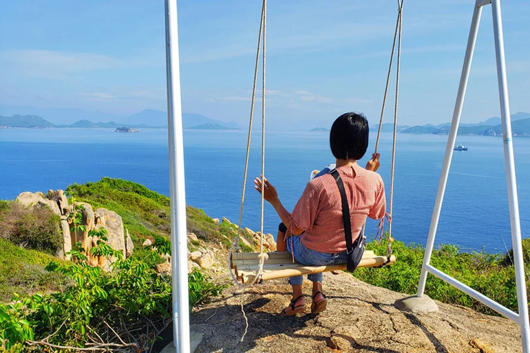 Kinh nghiệm du lịch Hải đăng Hòn Chút 2026: Giá vé, đường đi & lưu ý từ A-Z